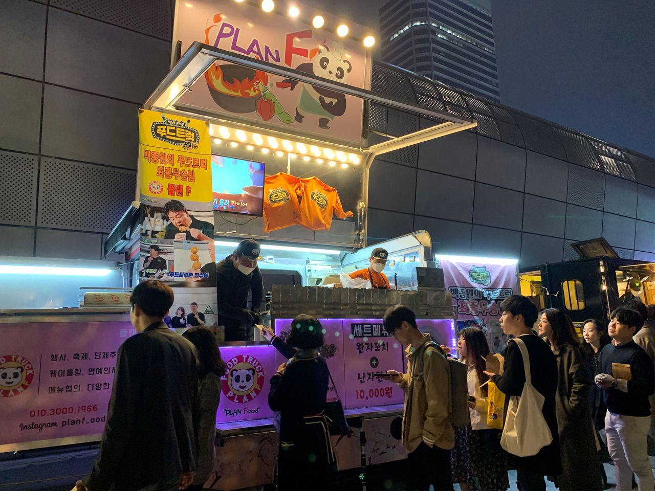 2025 Dongdaemun Night Market Visit! - Enjoy all the attractions from lively DDP night market!